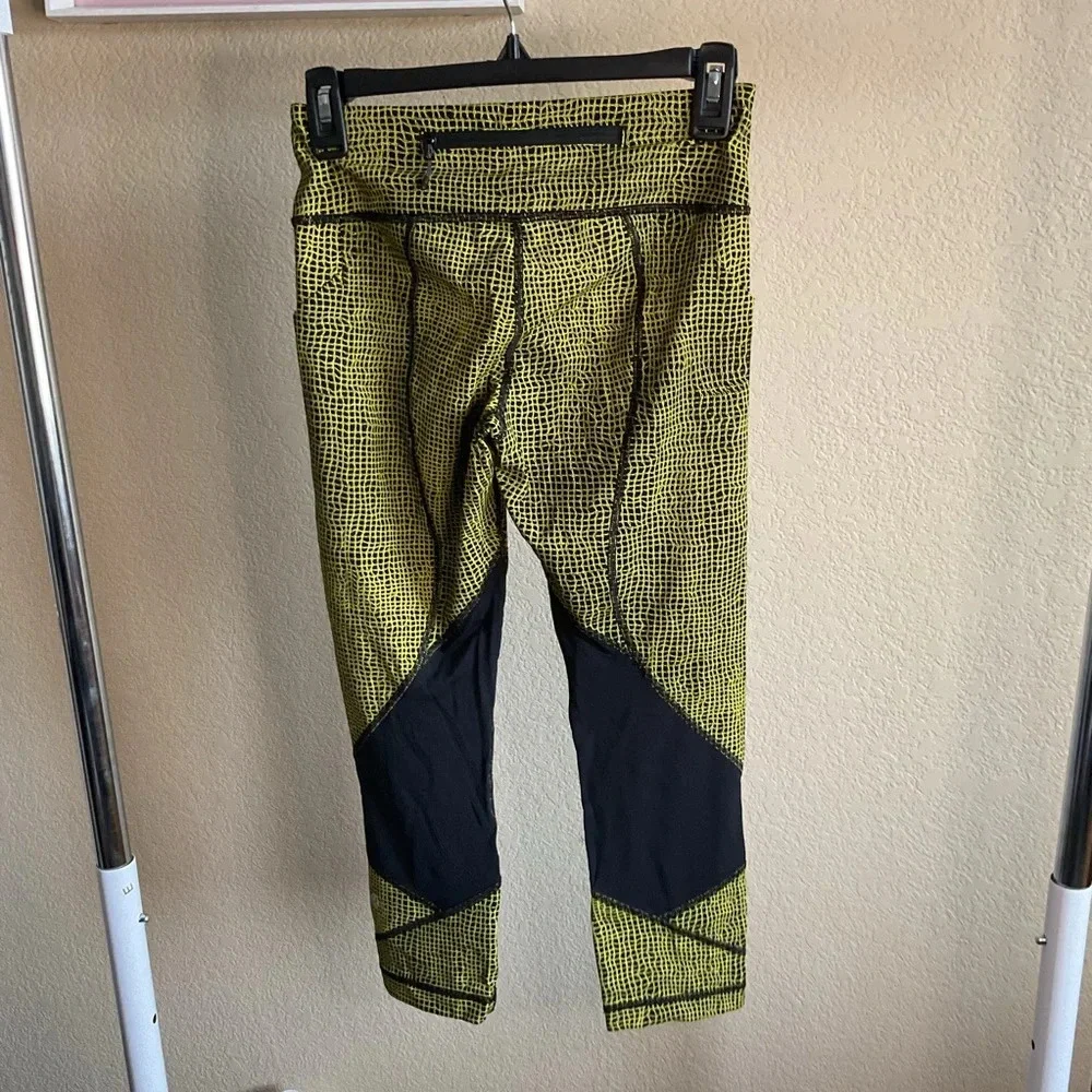Lululemon Womens 4 Black Yellow‎ Cropped Leggings Athletic Yoga Running Gym - Picture 2 of 6